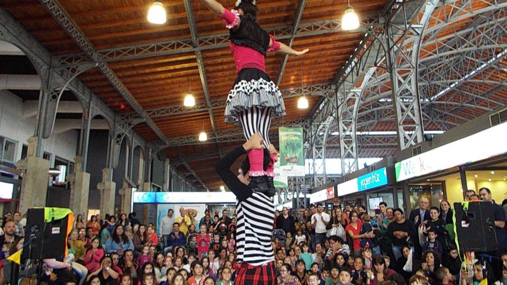 acrobatas actuando