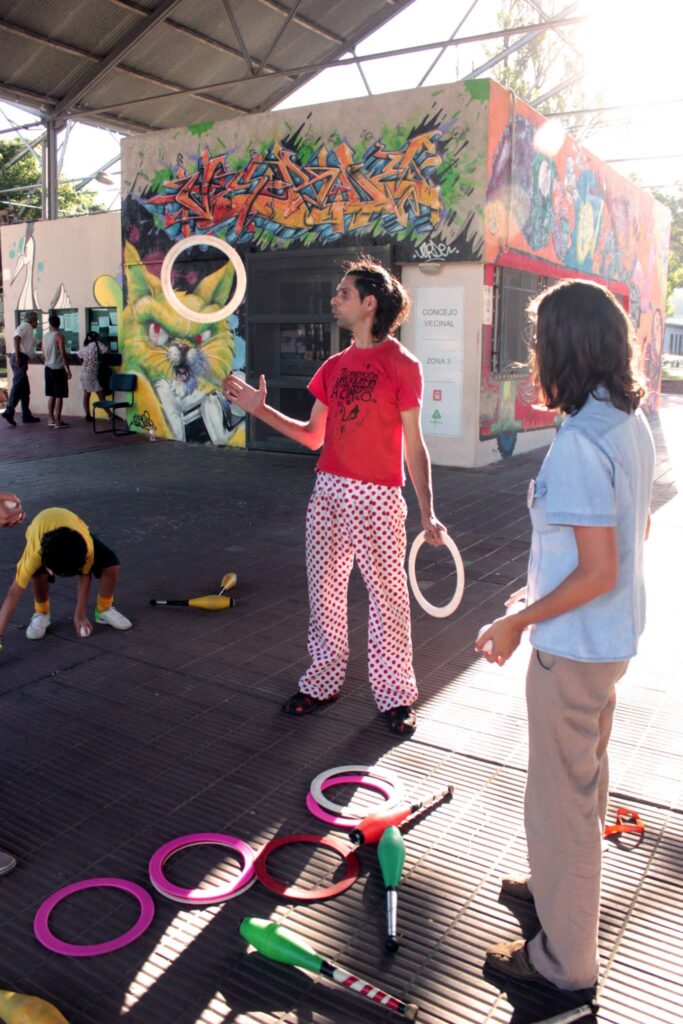 un artista profesional docente de Circo enseña artes circenses a estudiantes en centro educativo Montevideo uruguay