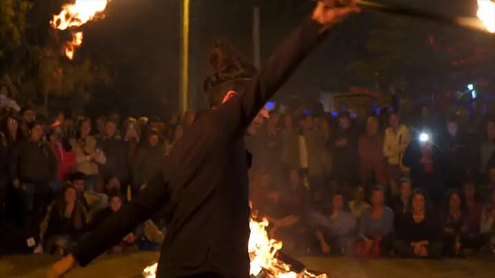 Artista de Uruguay en un evento reciben con malabares de fuego en la entrada a una fiesta en punta del este